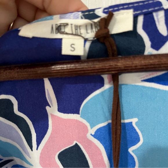 Able the Label blue floral v neck elastic waist loose and flowy size small - Picture 5 of 9